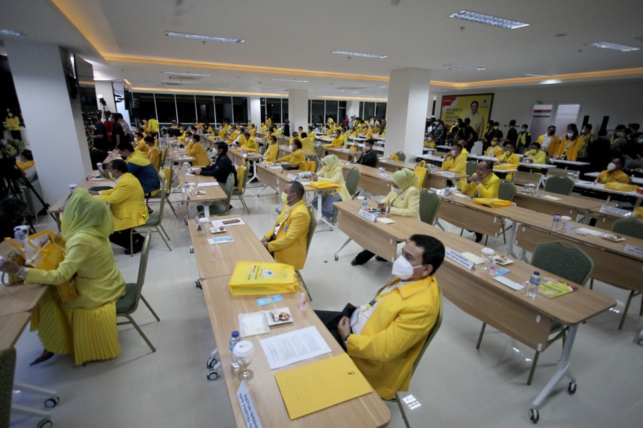 Airlangga Hartarto Buka...