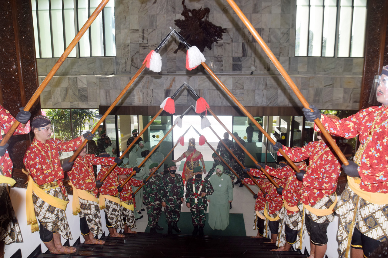Potret Tradisi Satuan...