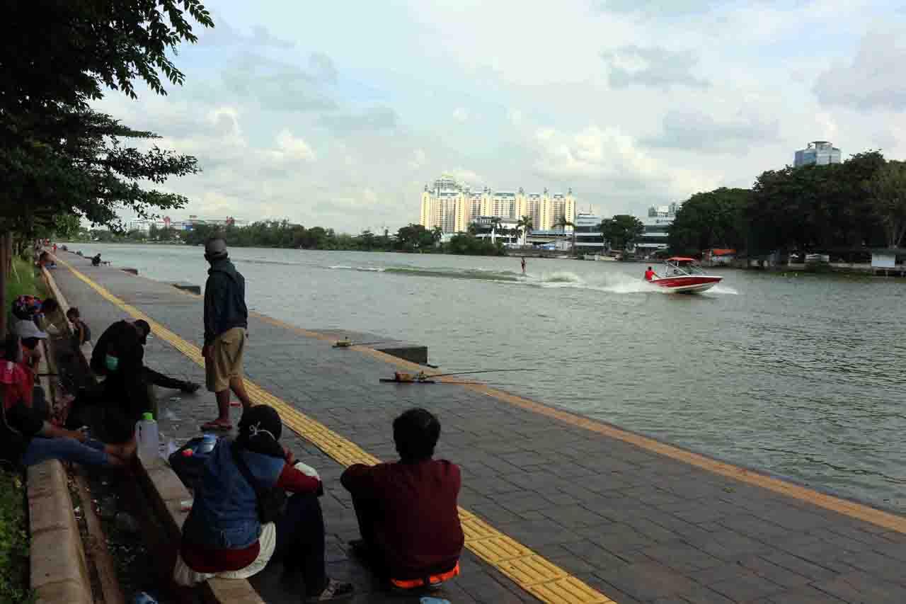 Aksi Atlet Ski Air Berlatih...