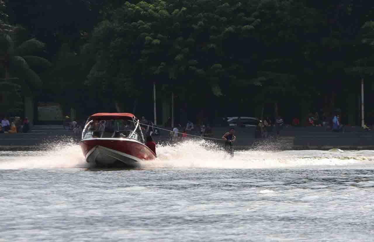 Aksi Atlet Ski Air Berlatih...