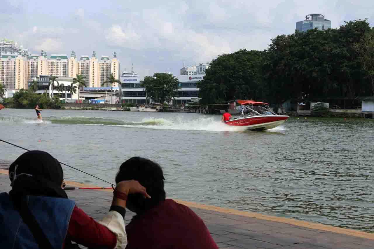 Aksi Atlet Ski Air Berlatih...