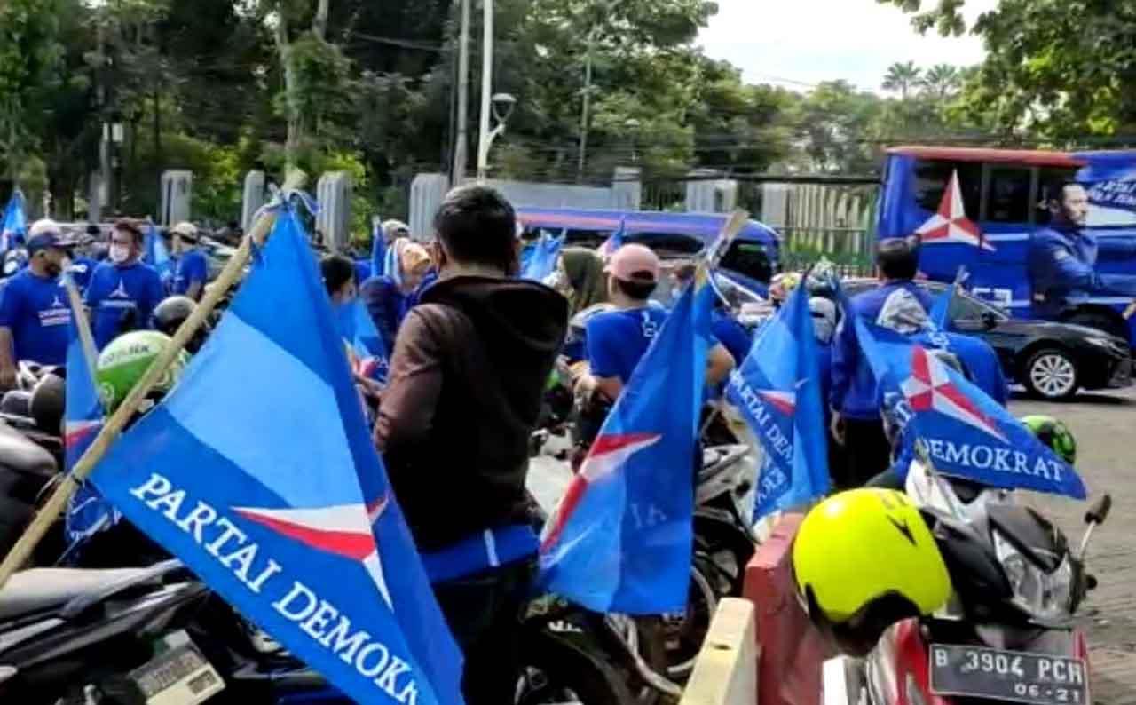 Bersama Pendukungnya,...