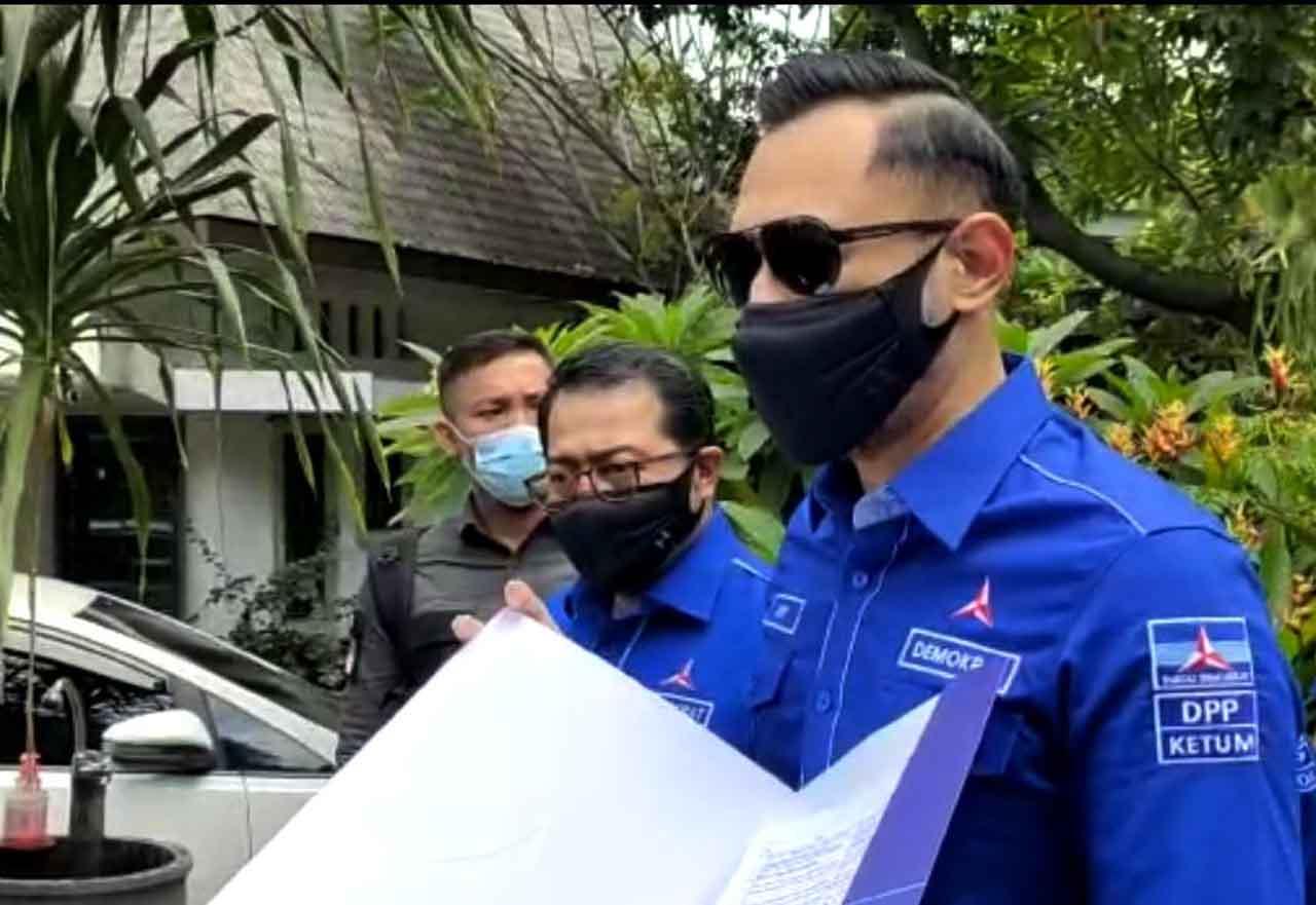 Bersama Pendukungnya,...