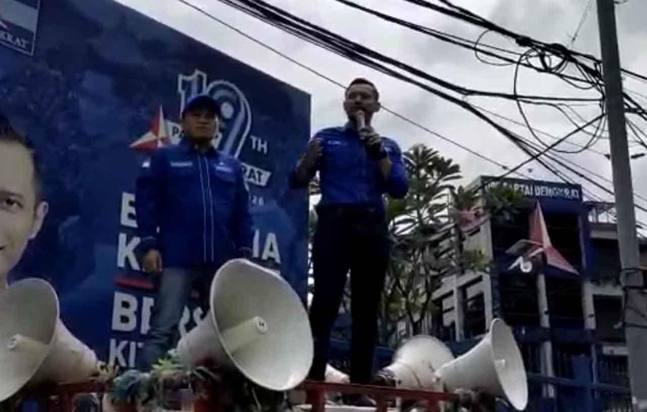 Bersama Pendukungnya,...