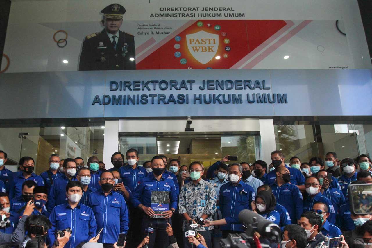 Berkacamata Hitam, Intip...