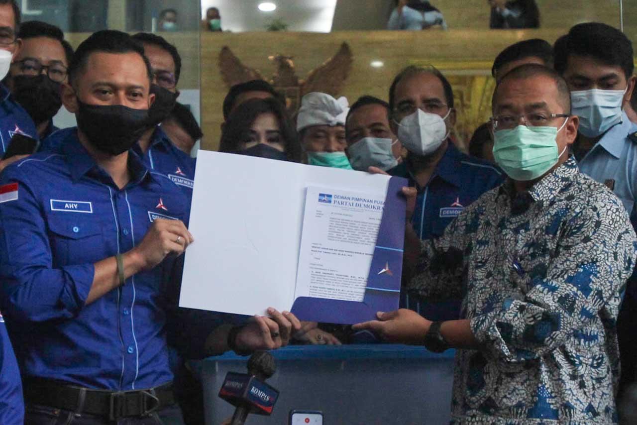 Berkacamata Hitam, Intip...