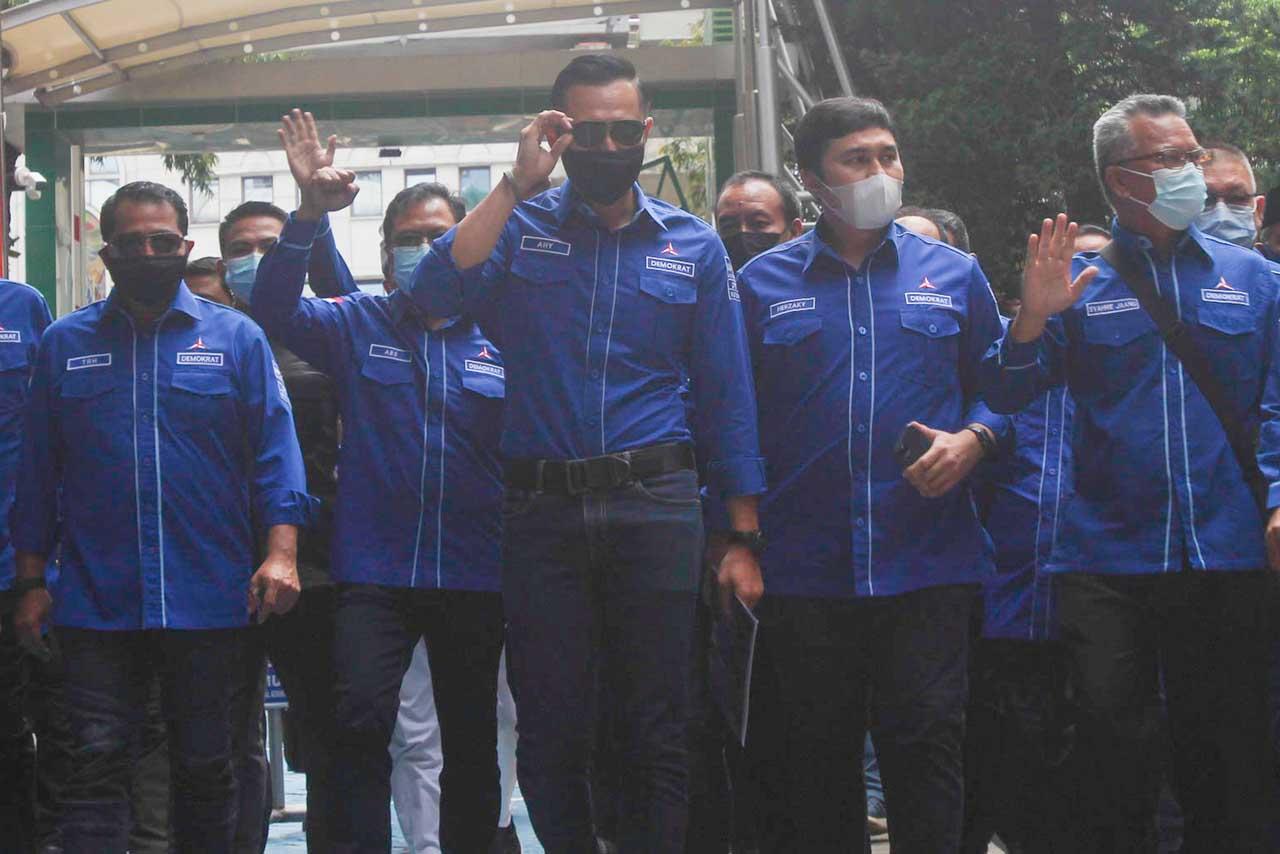 Berkacamata Hitam, Intip...