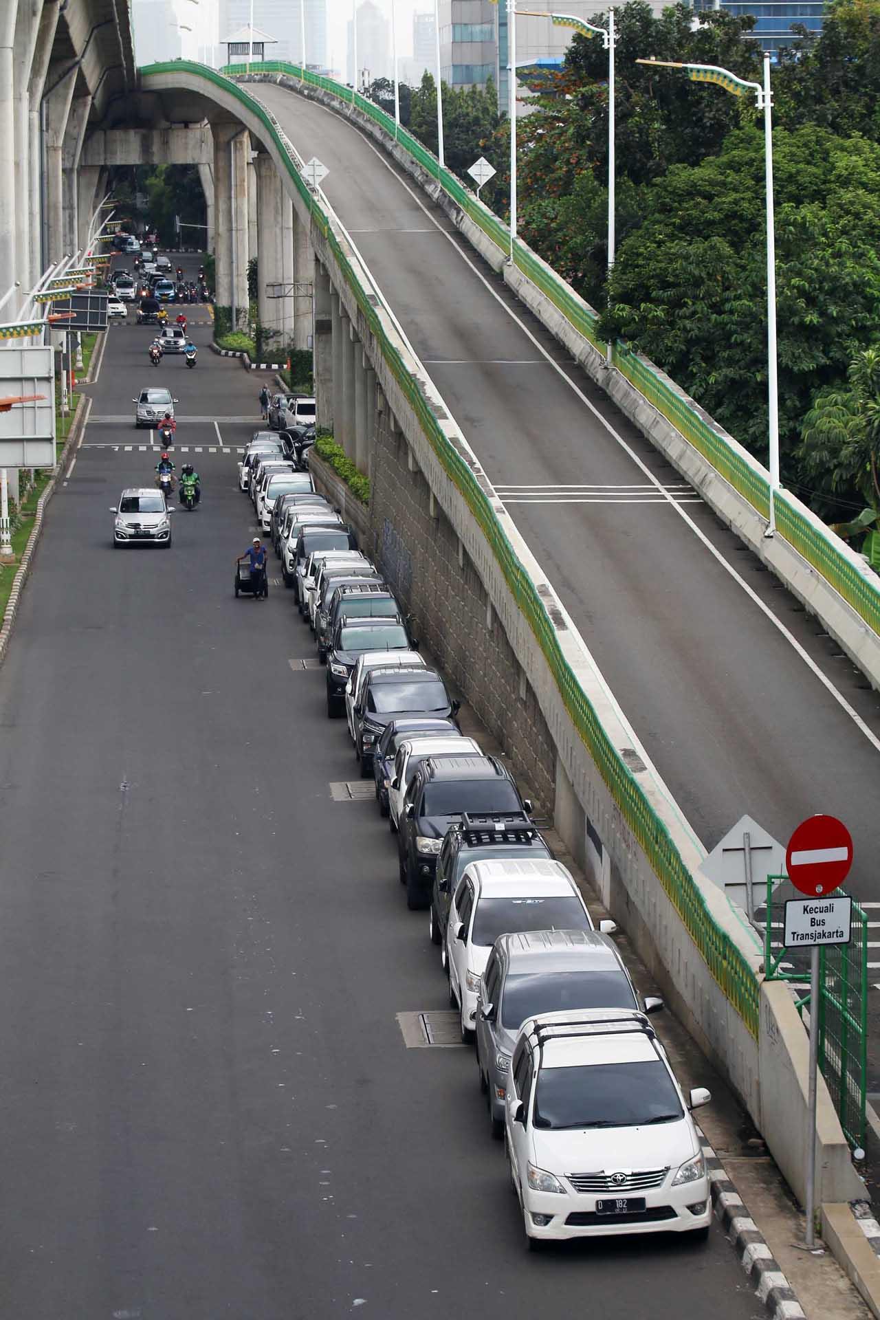 Parkir Sembarangan di...