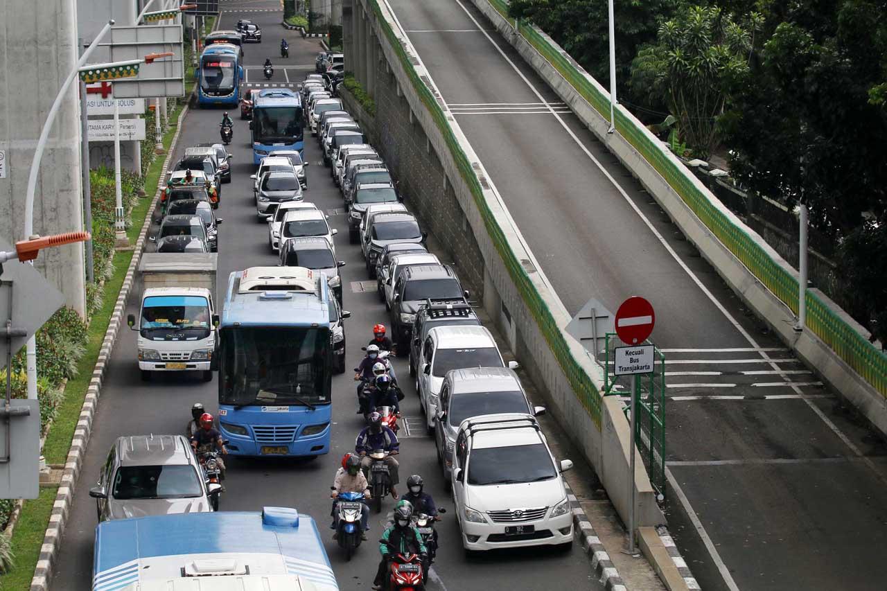 Parkir Sembarangan di...