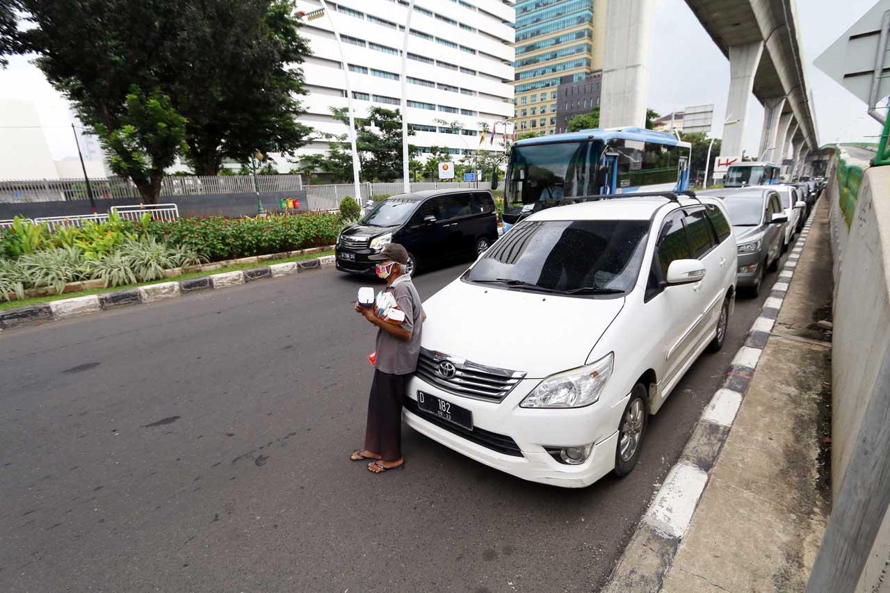 Parkir Sembarangan di...