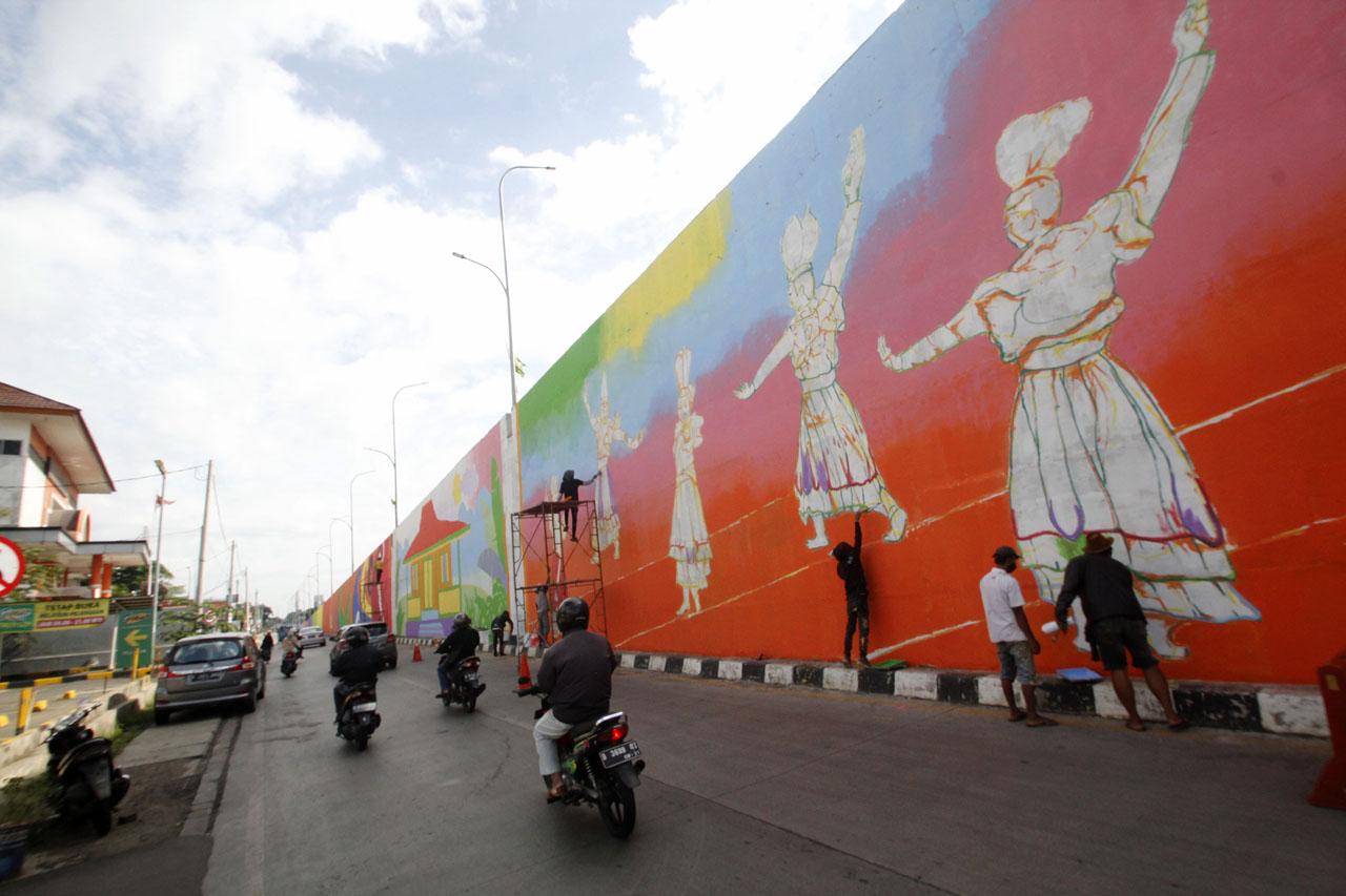 Mural Warna Warni Hiasi...