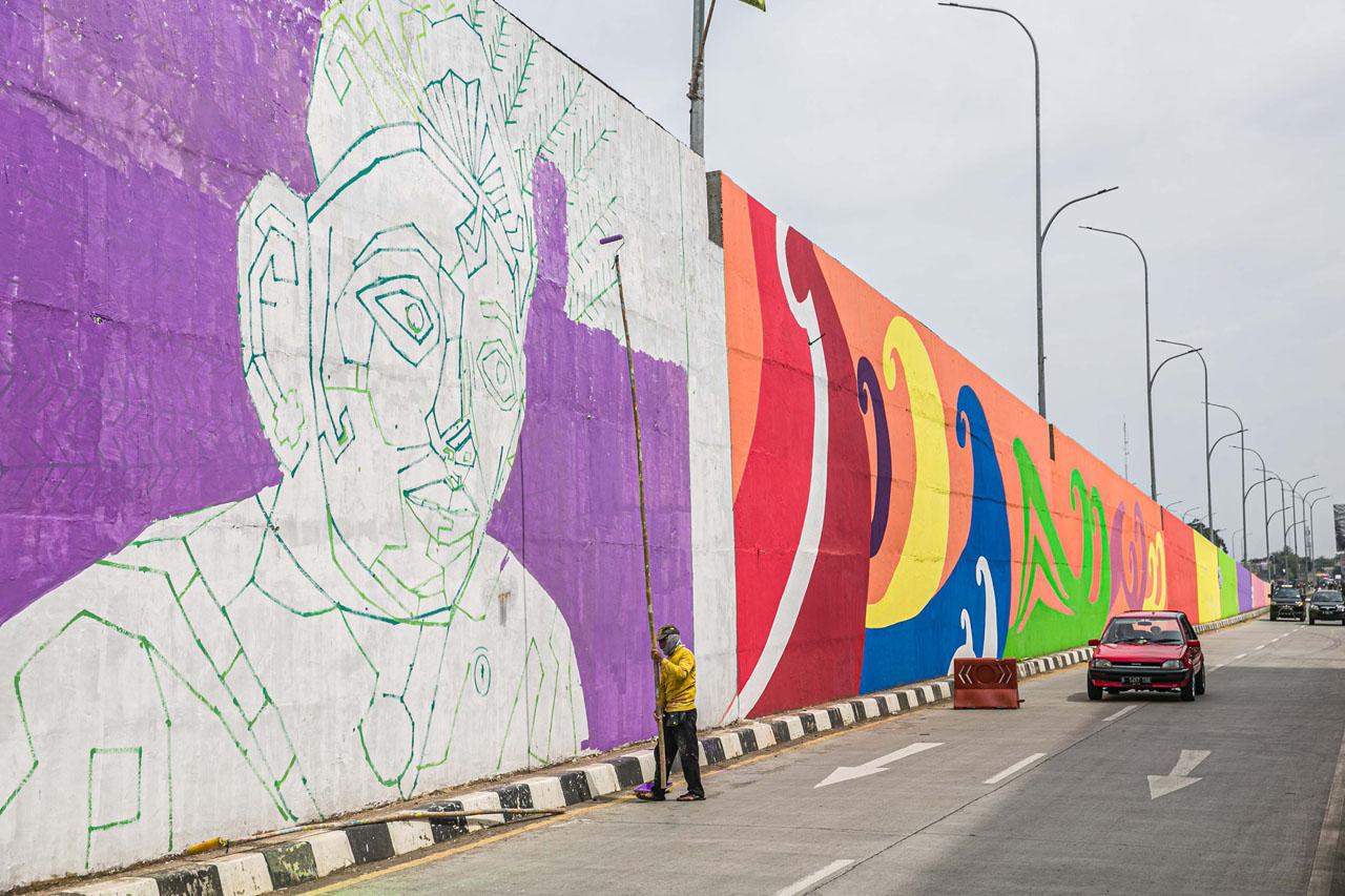 Mural Warna Warni Hiasi...