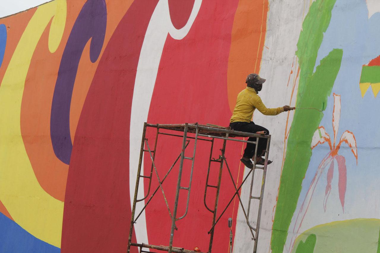 Mural Warna Warni Hiasi...