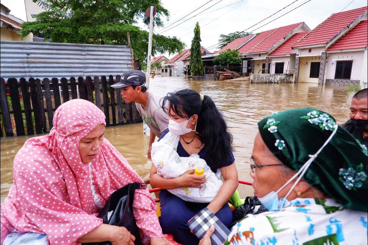 Banjir Rendam Ratusan...