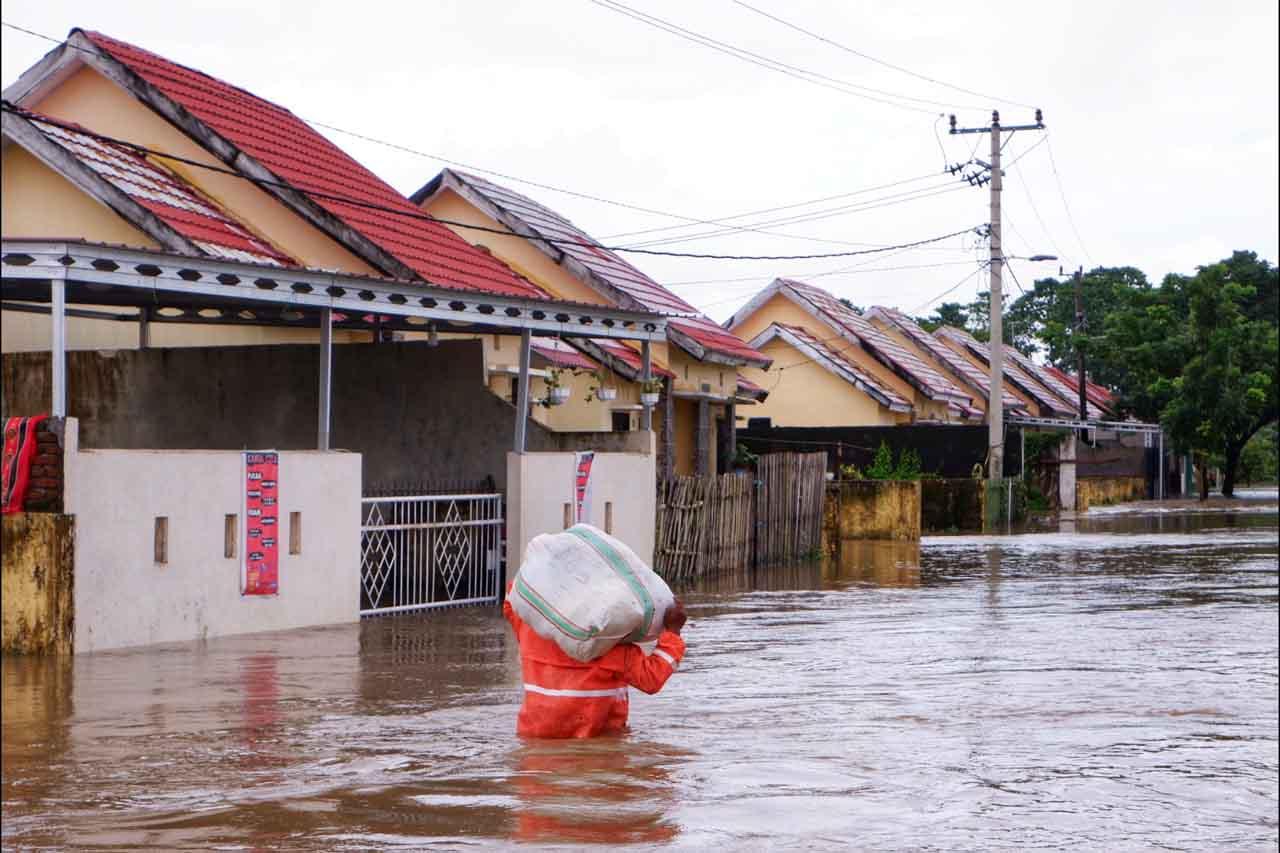 Banjir Rendam Ratusan...