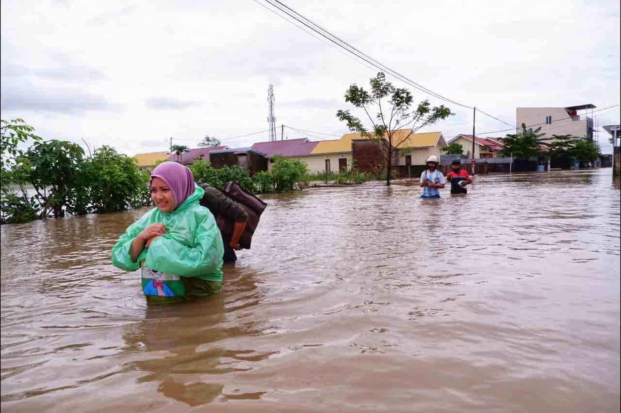Banjir Rendam Ratusan...