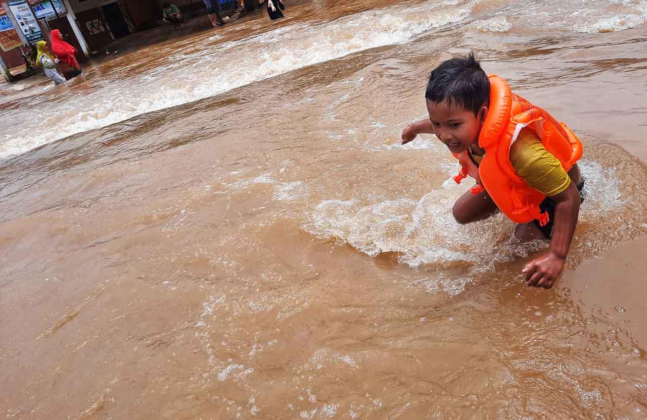 Asyik Bermain di Genangan...