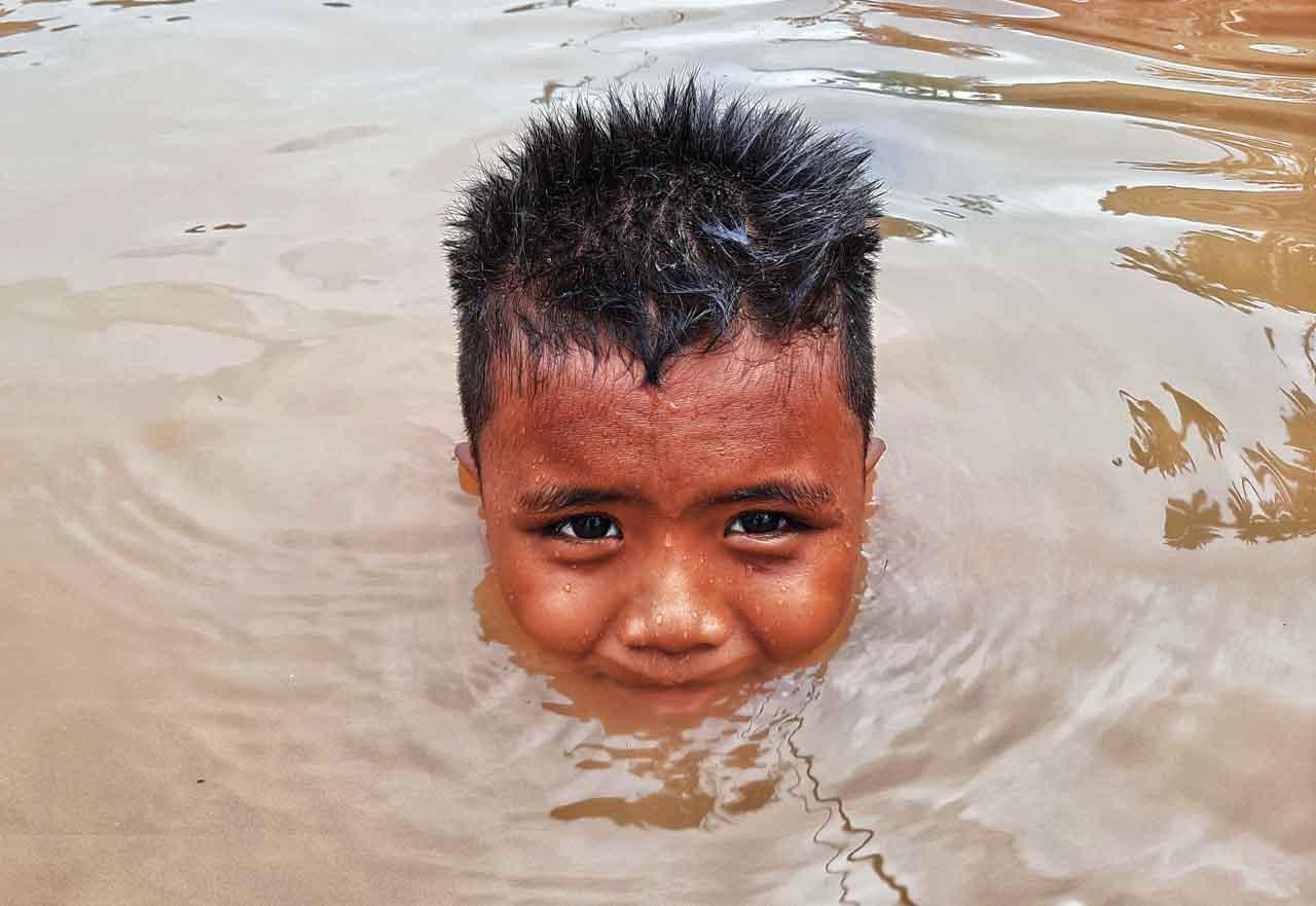Asyik Bermain di Genangan...