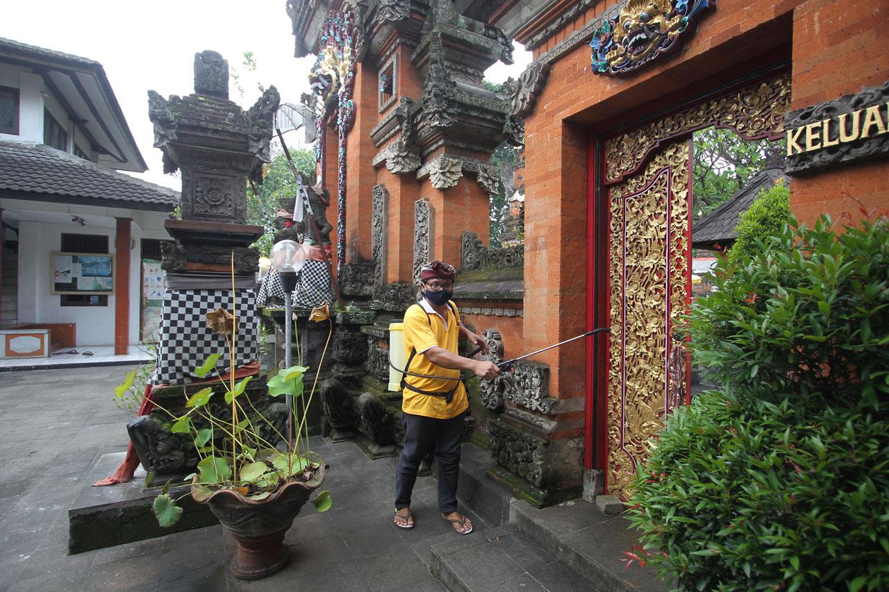 Penyemprotan Disinfektan...