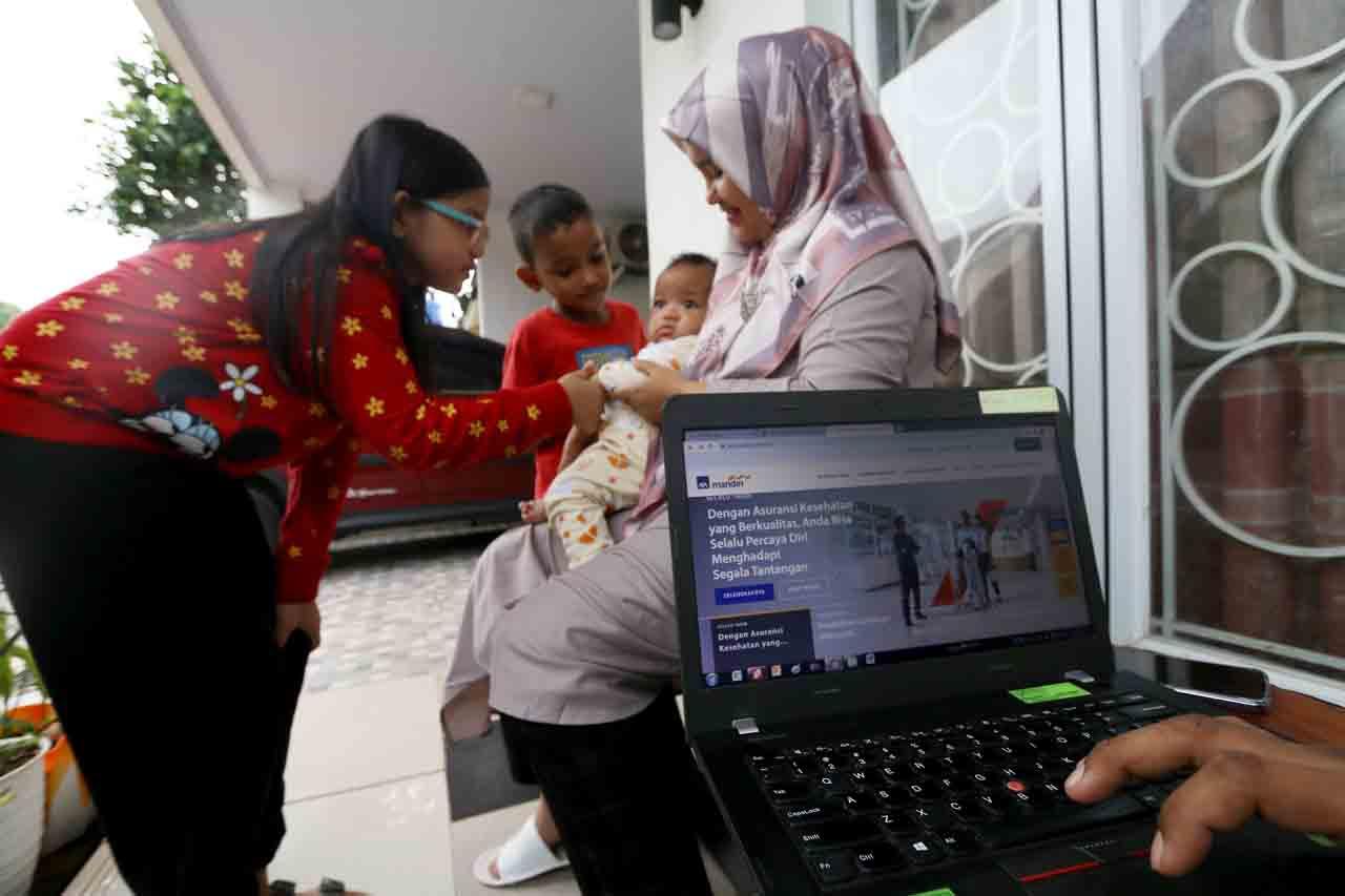 Komitmen AXA Mandiri...