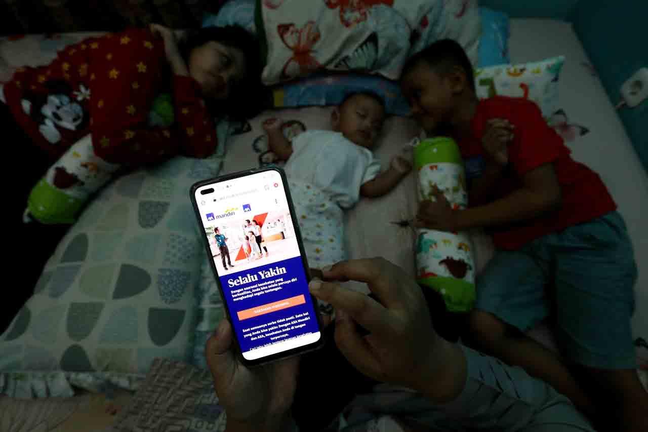 Komitmen AXA Mandiri...