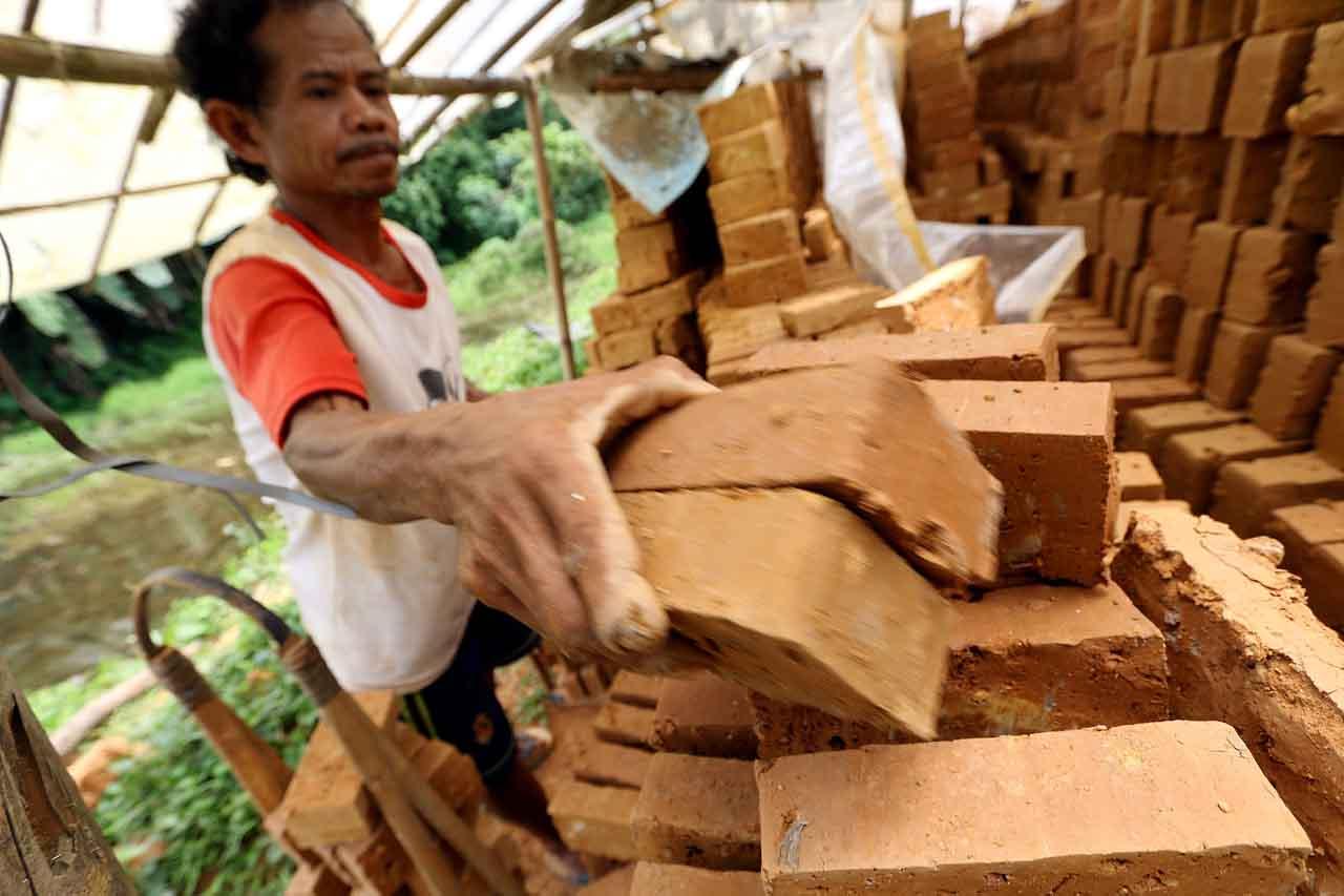 Menelusuri Desa Gerowong,...