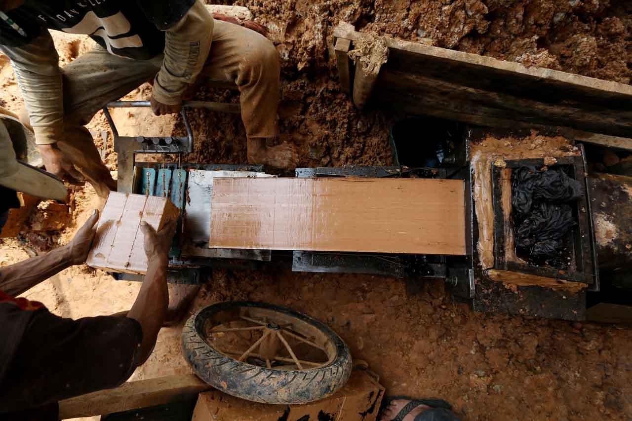 Menelusuri Desa Gerowong,...