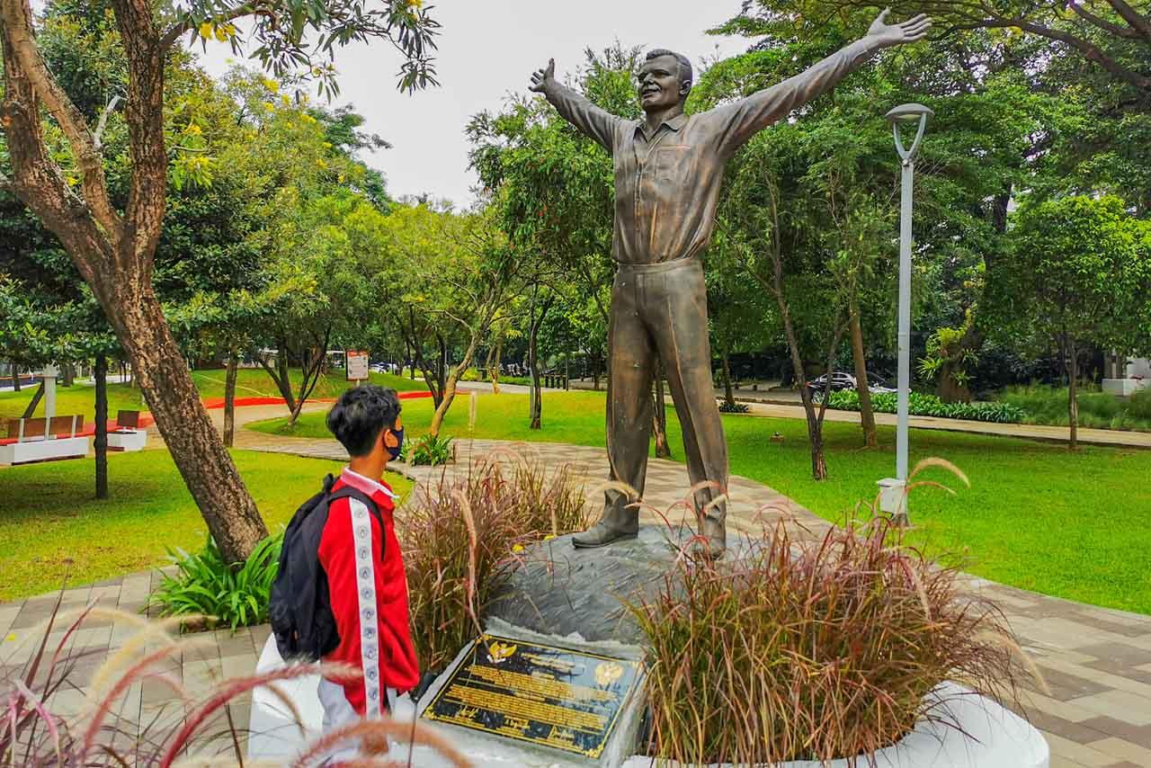 Patung Yuri Gagarin...