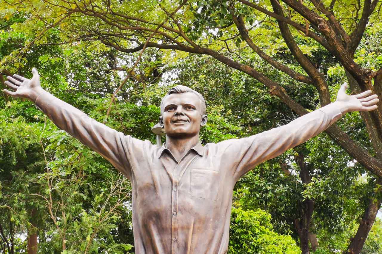 Patung Yuri Gagarin...