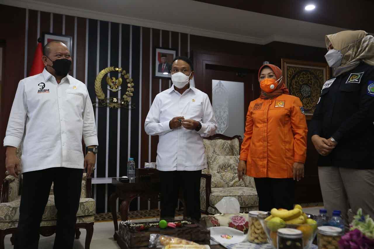 Bahas PON XX 2021, Menpora...