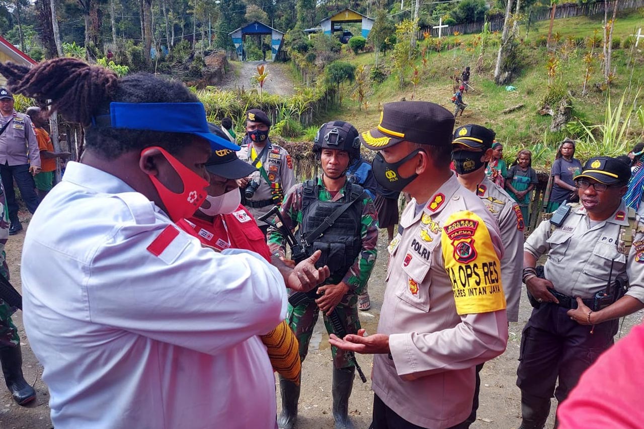 PMI Serahkan Bantuan...