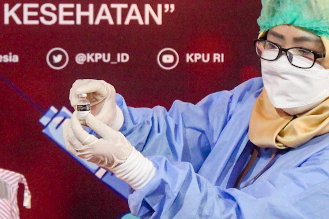 1.057 Pejabat dan Pegawai...