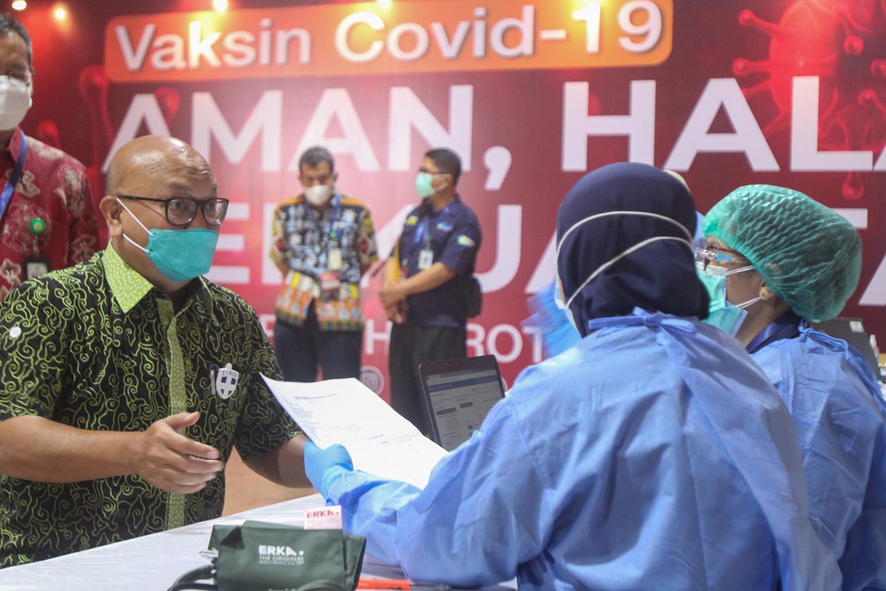 1.057 Pejabat dan Pegawai...