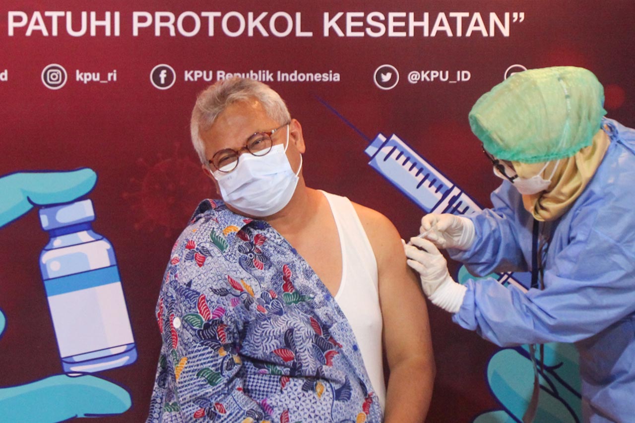 1.057 Pejabat dan Pegawai...