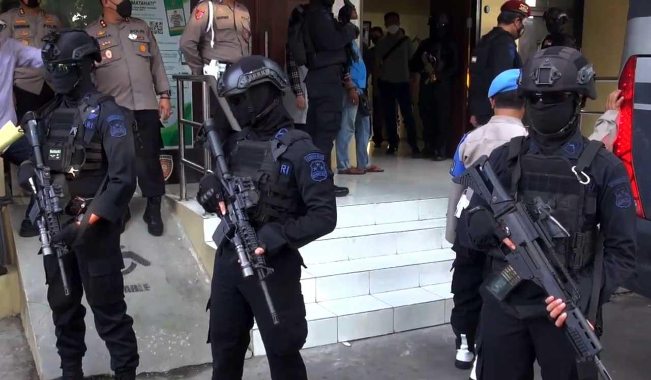 Kepala Ditutup dan Kaki...