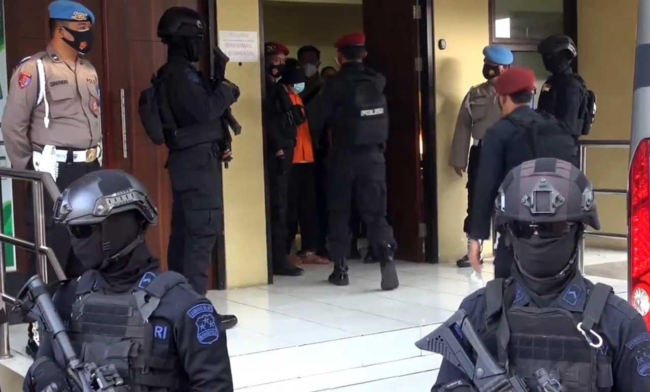 Kepala Ditutup dan Kaki...
