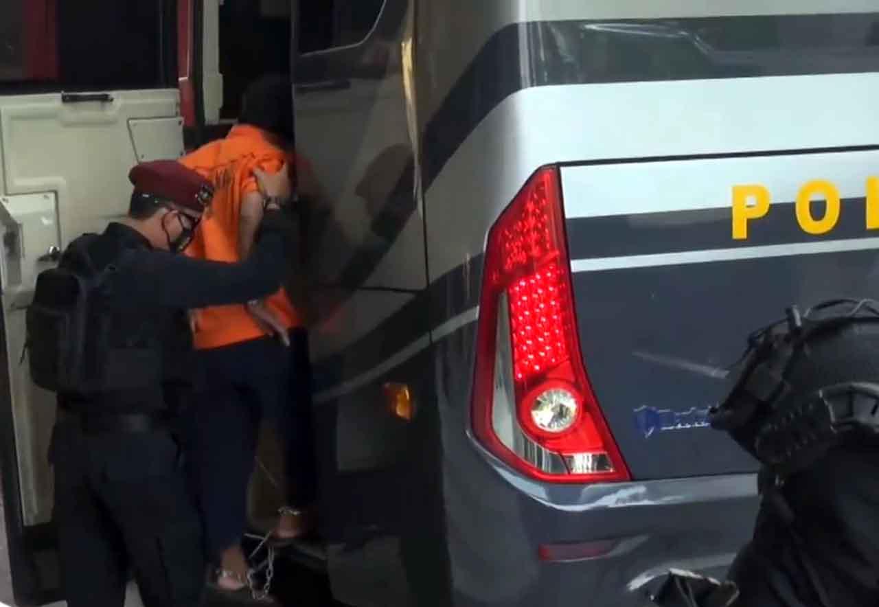 Kepala Ditutup dan Kaki...
