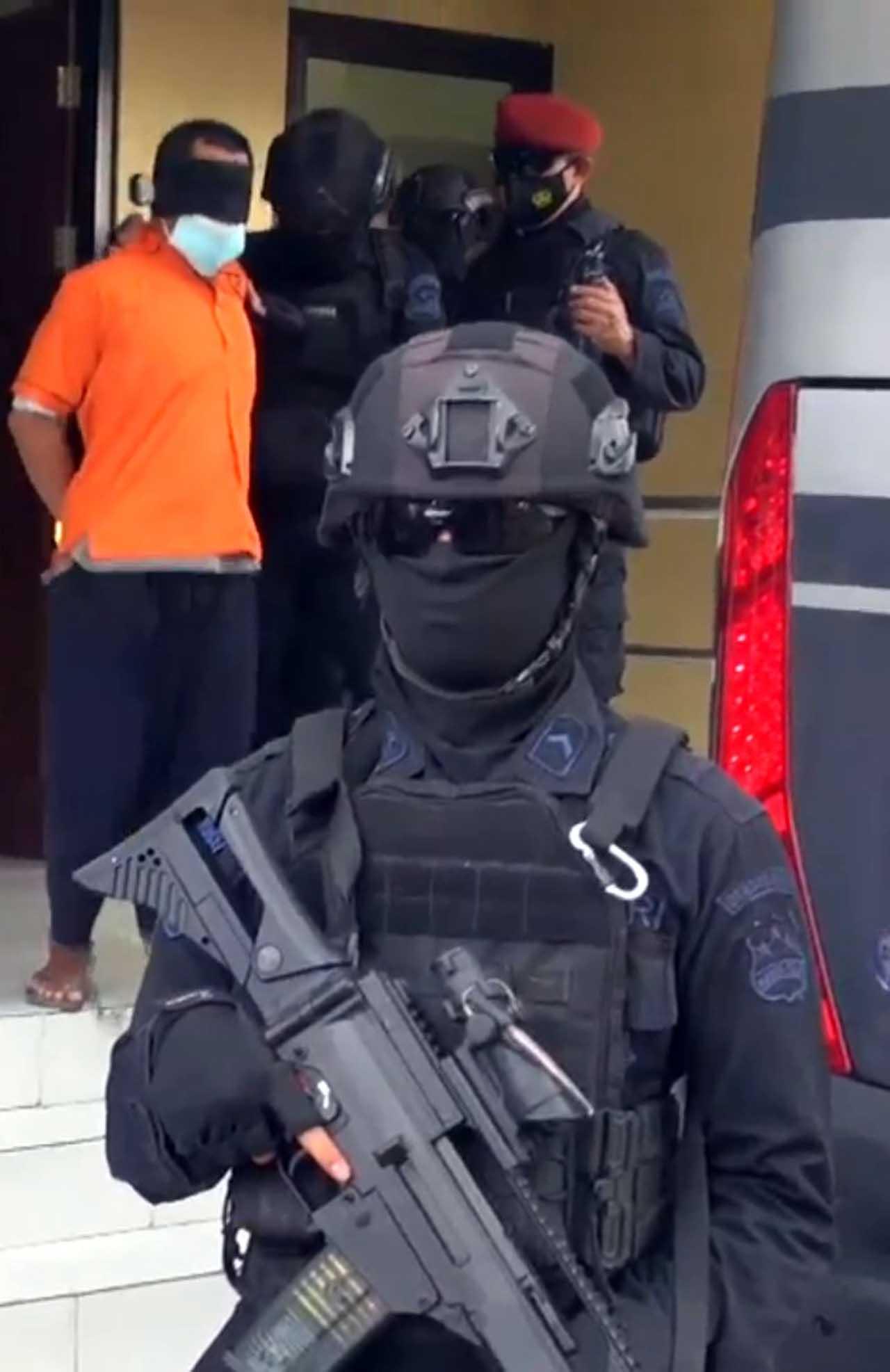 Kepala Ditutup dan Kaki...