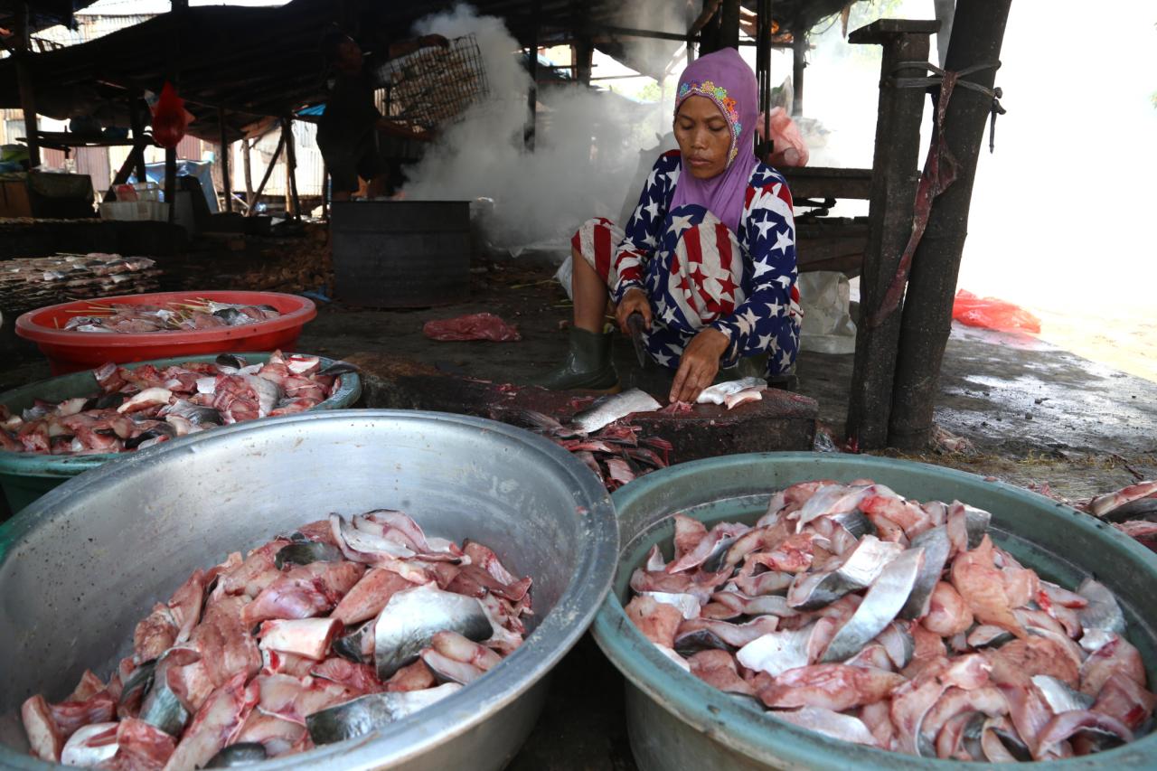 Produksi Ikan Asap Tetap...