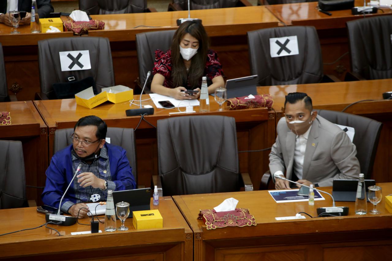 Rapat Kerja BUMN dengan...