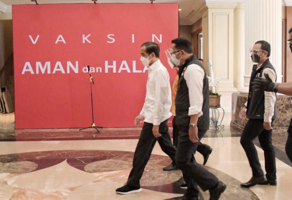 Jokowi Tinjau Vaksinasi...