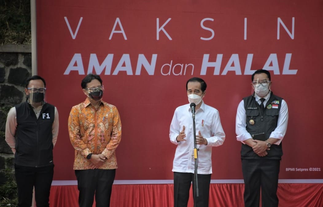 Jokowi Tinjau Vaksinasi...