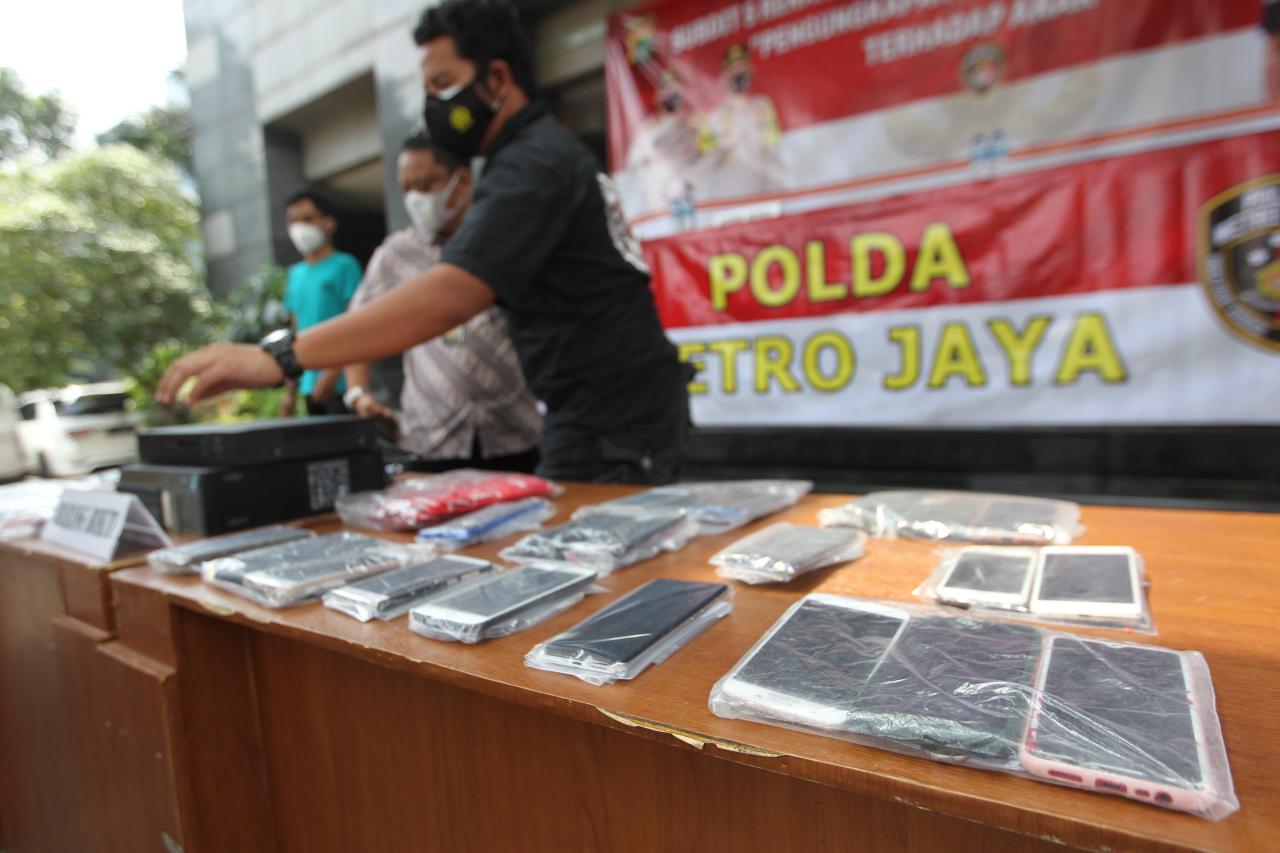 Terlibat Prostusi 15...