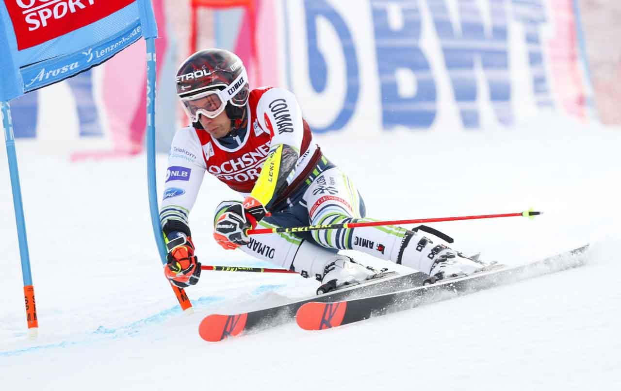 Aksi Atlet Ski di Alpine...