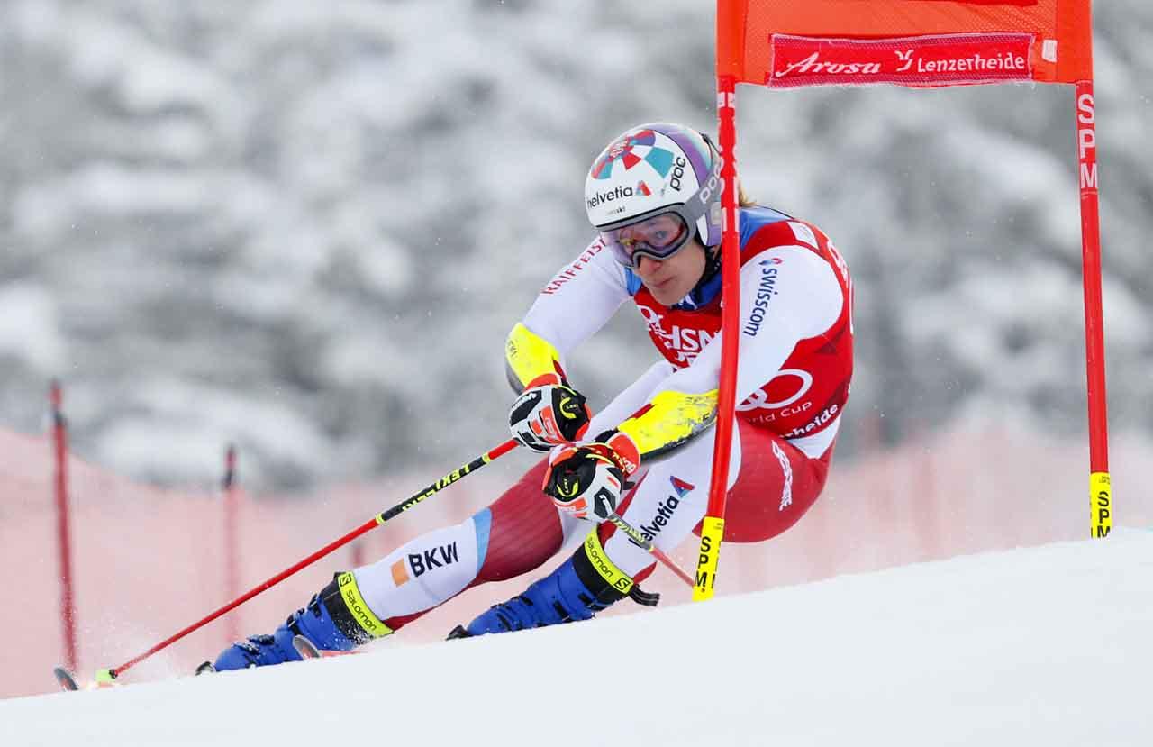 Aksi Atlet Ski di Alpine...