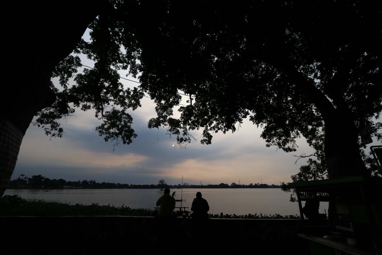 Menikmati Pesona Danau...