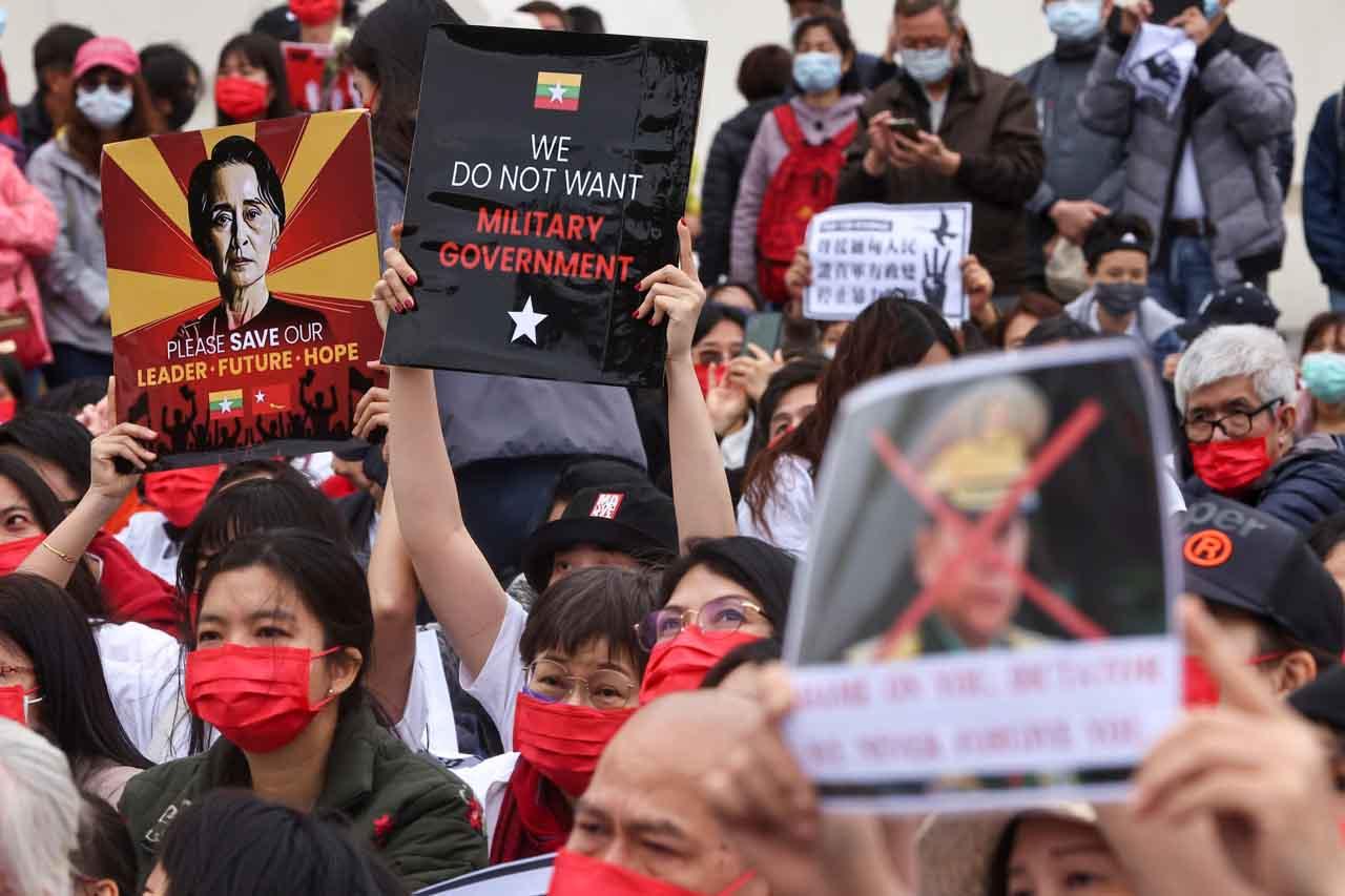 Warga Myanmar Gelar...