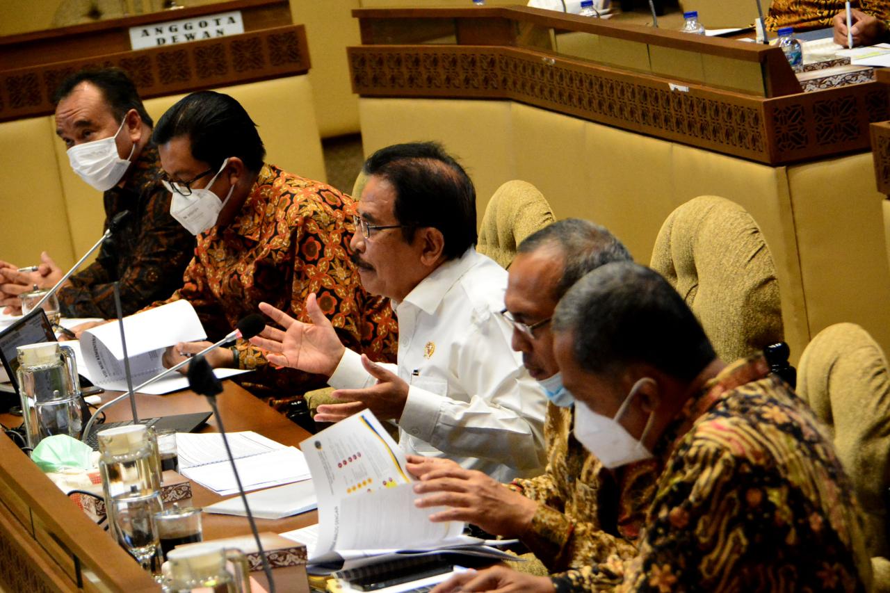 Rapat Kerja Komisi II...