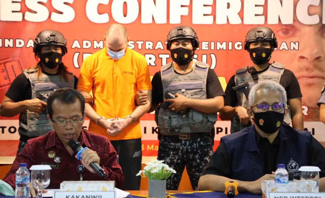 Siang Ini, Buronan Interpol...
