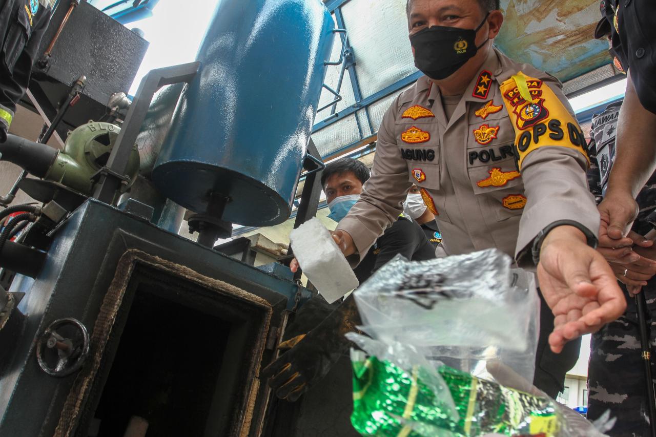 Polda Riau Musnahkan...